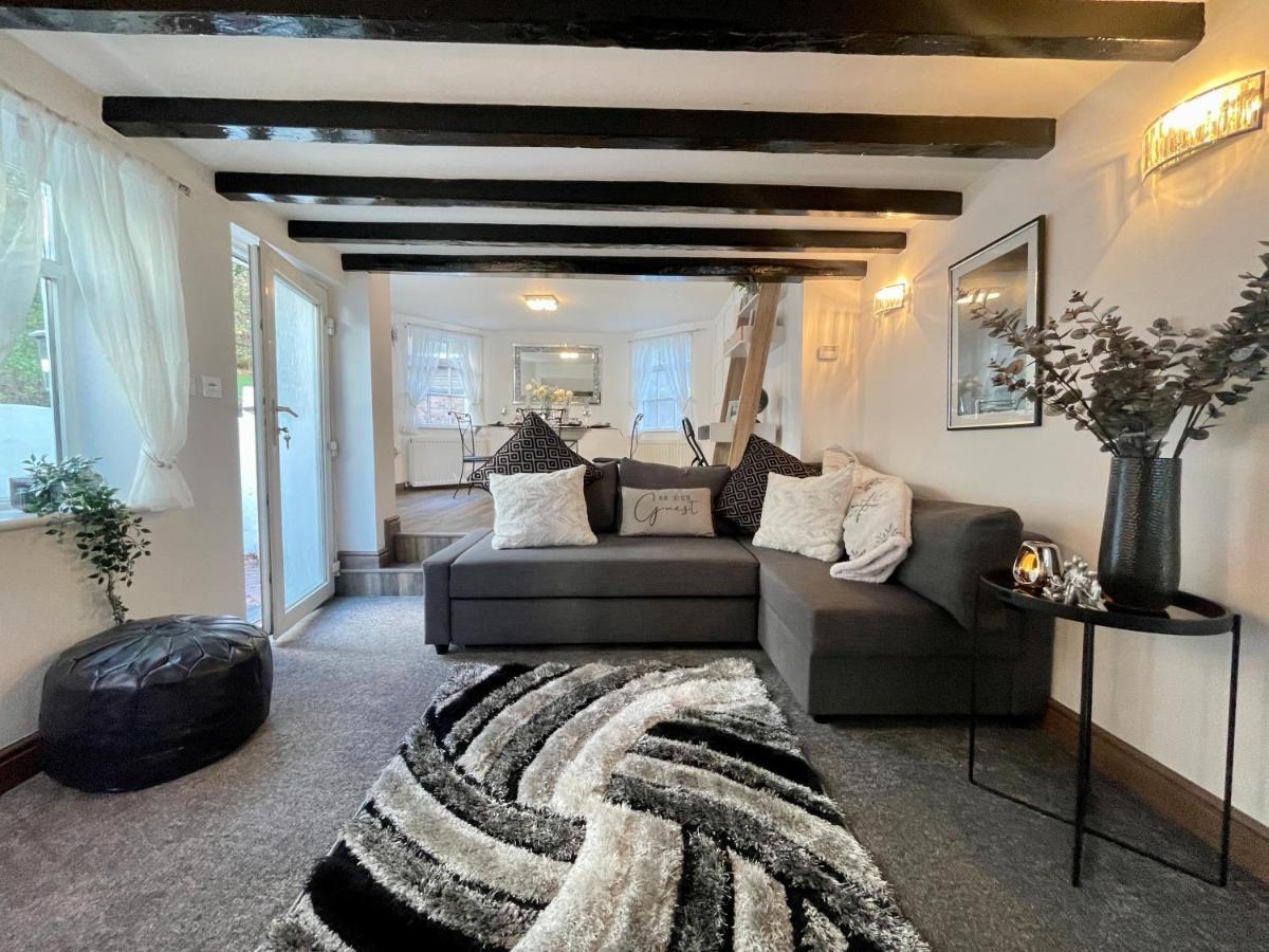 Tollgate House - Luxury Cozy Cottage - Huge Hot Tub - Alton Towers Cheadle  Eksteriør bilde