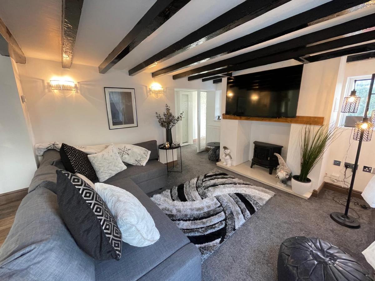 Tollgate House - Luxury Cozy Cottage - Huge Hot Tub - Alton Towers Cheadle  Eksteriør bilde