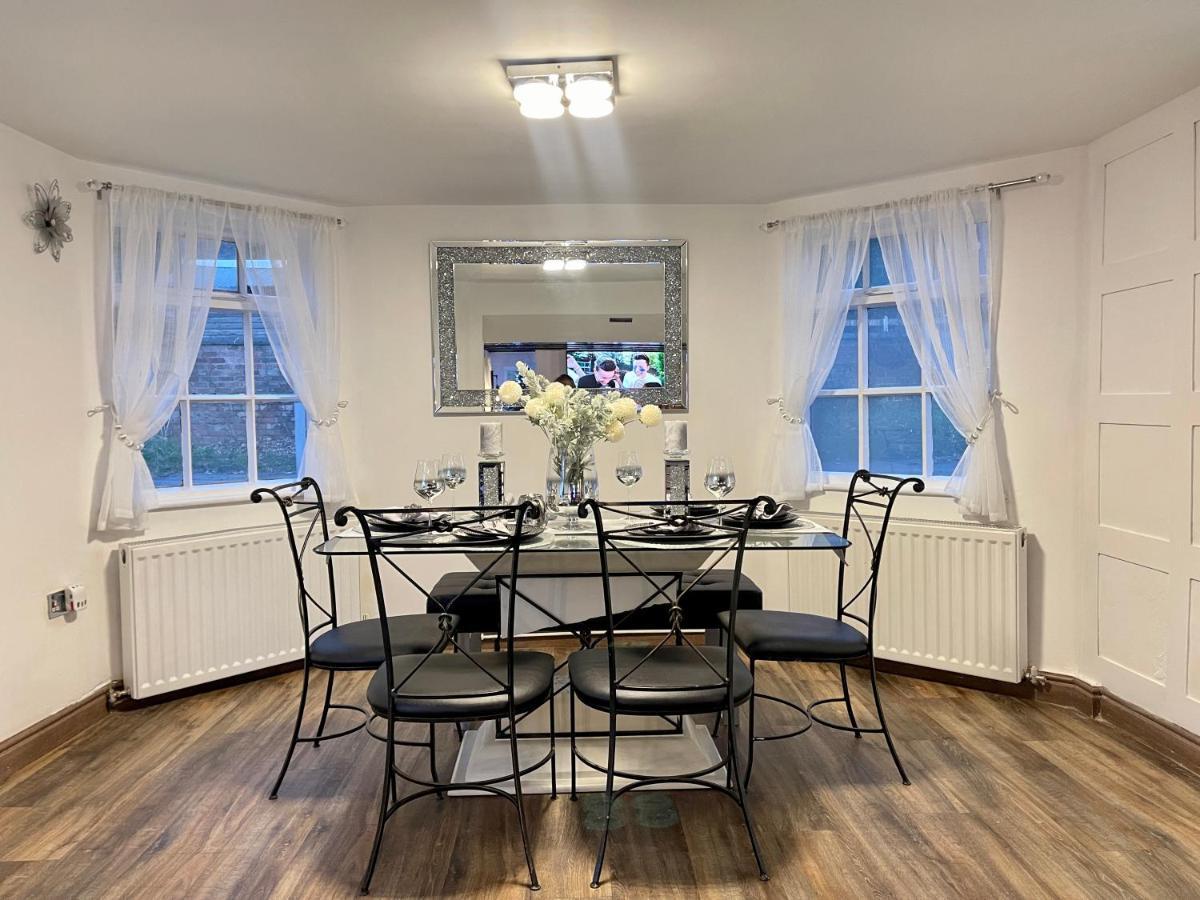Tollgate House - Luxury Cozy Cottage - Huge Hot Tub - Alton Towers Cheadle  Eksteriør bilde