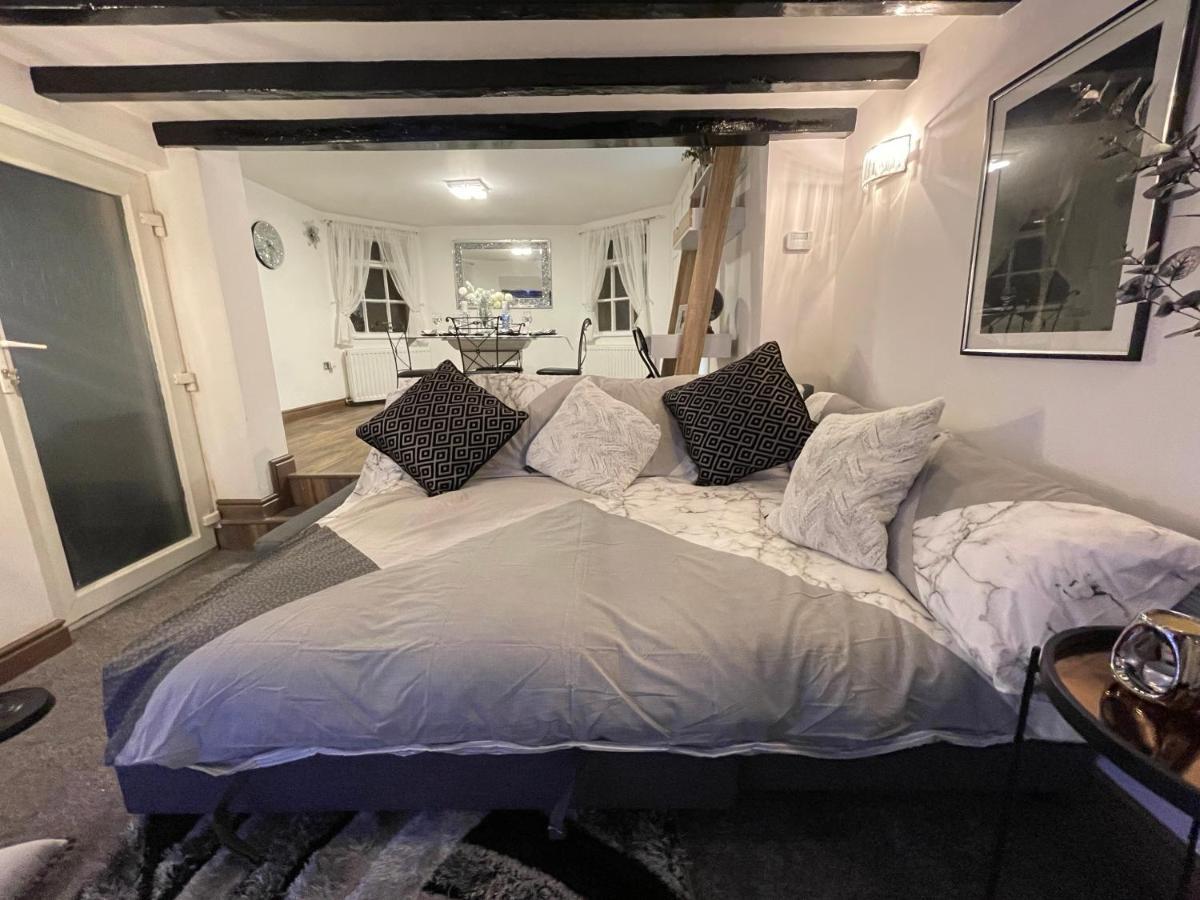 Tollgate House - Luxury Cozy Cottage - Huge Hot Tub - Alton Towers Cheadle  Eksteriør bilde