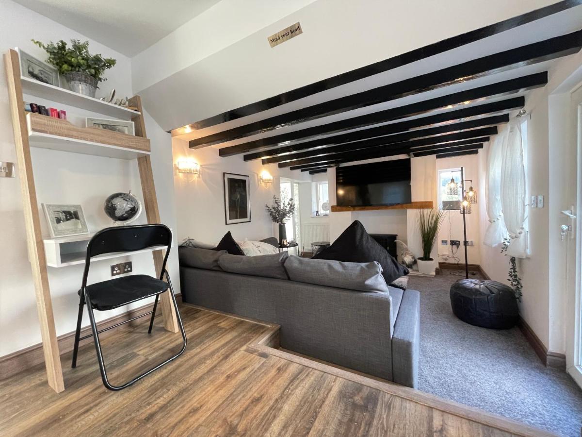 Tollgate House - Luxury Cozy Cottage - Huge Hot Tub - Alton Towers Cheadle  Eksteriør bilde