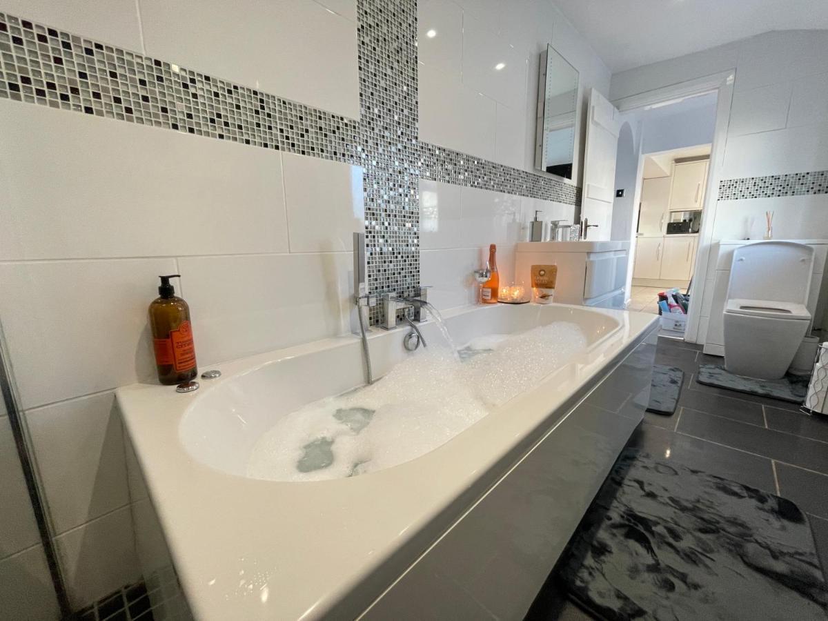 Tollgate House - Luxury Cozy Cottage - Huge Hot Tub - Alton Towers Cheadle  Eksteriør bilde