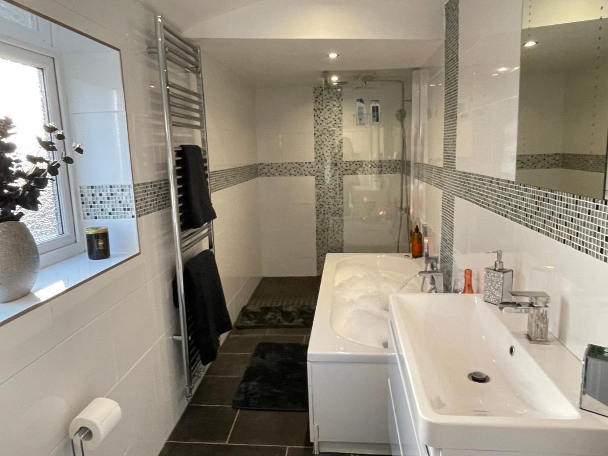 Tollgate House - Luxury Cozy Cottage - Huge Hot Tub - Alton Towers Cheadle  Eksteriør bilde