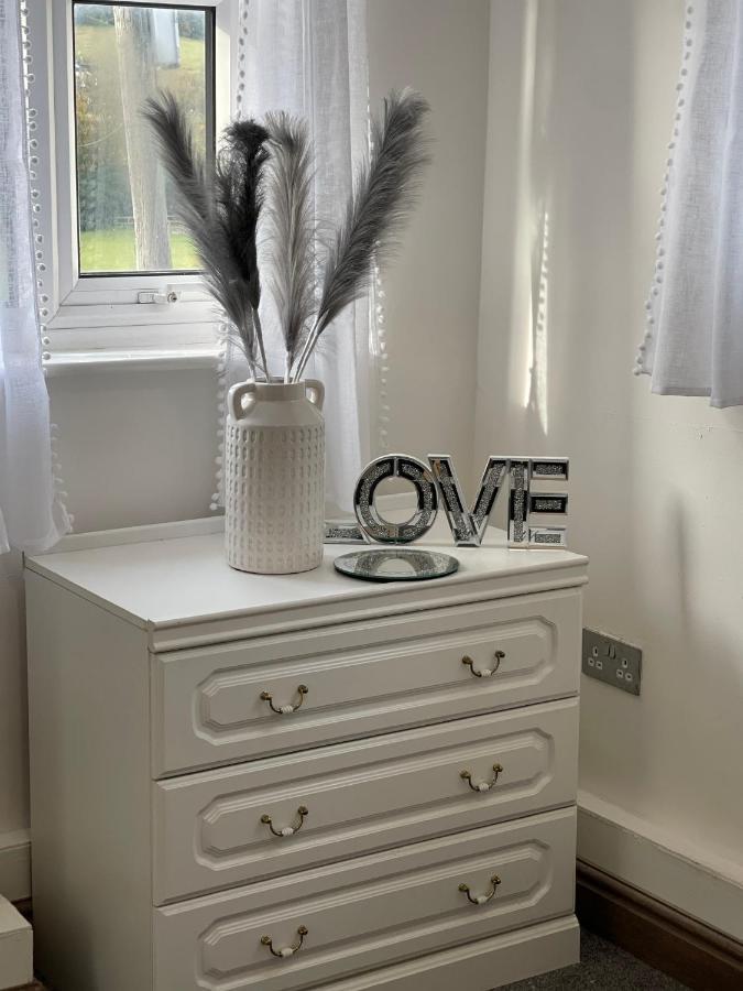Tollgate House - Luxury Cozy Cottage - Huge Hot Tub - Alton Towers Cheadle  Eksteriør bilde